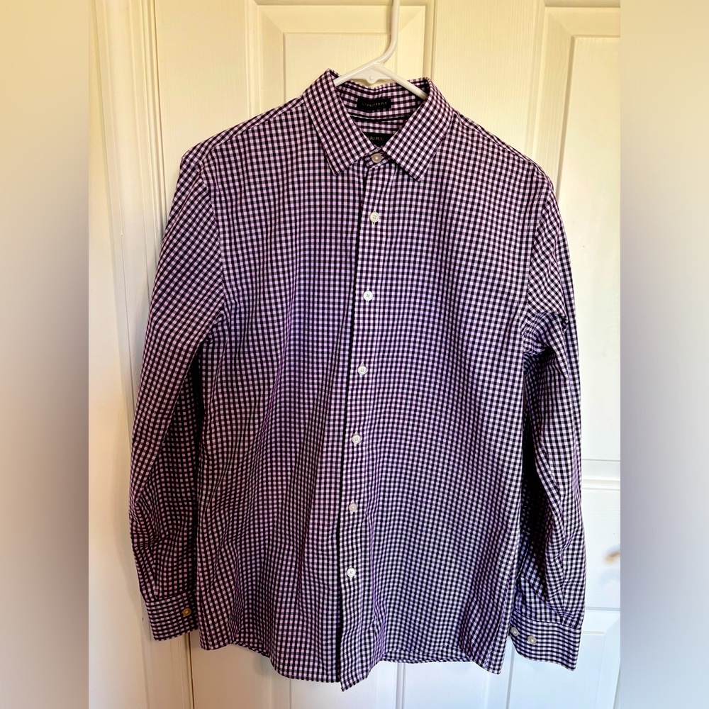 Banana Republic Men’s plaid standard fit non-iron plum/white button down. Size S